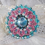 Bague Beauty Alicia Blue brod&eacute;e avec un cabochon en Cristal Bleu, perles nacr&eacute;es Blanches, toupies Turquoises AB2x et rocailles. Le tout est mont&eacute; sur une bague filigran&eacute;e Bleue, un style contemporain